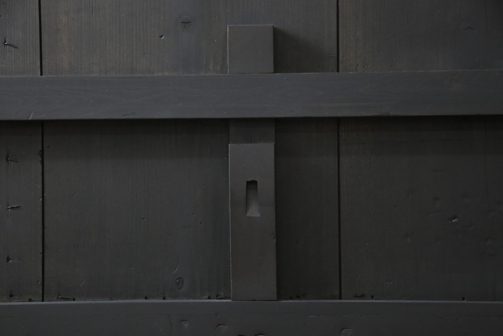 【セミオーダー家具実例】鉄扉に高品質リペアを施しました。ご希望に合わせて高さと幅をリサイズし、引手の下に隠しプレートを設け鎌錠を付けました。全体を黒色に着色して仕上げました。(蔵戸、玄関戸、引き戸、建具)