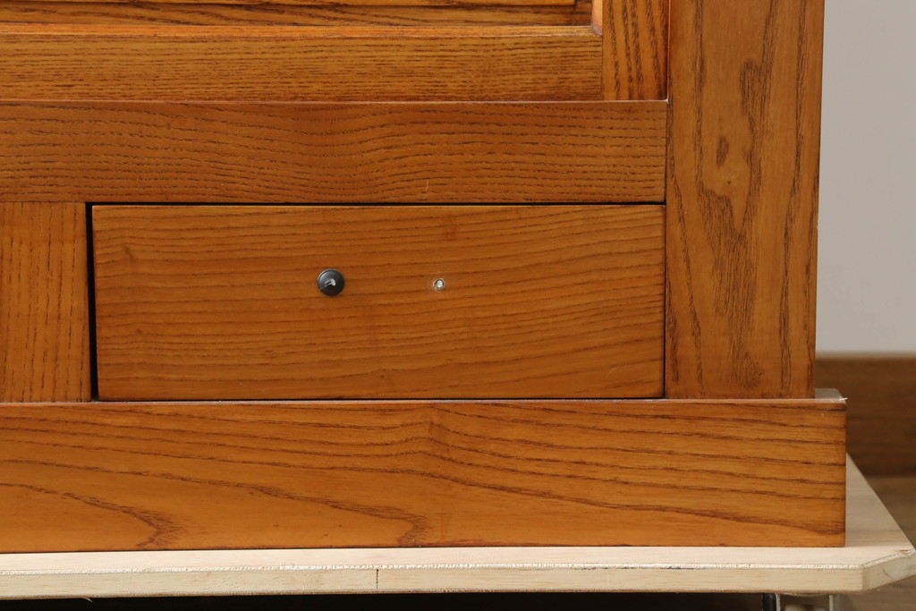 中古　美品　美しい木目と品のある佇まいが魅力の水屋箪笥サイドボード(引き出し、収納棚、戸棚、食器棚)(R-074145)