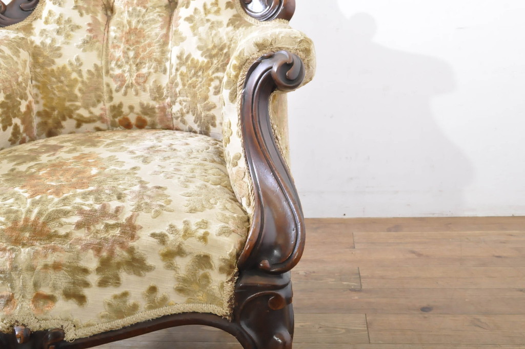イギリスアンティーク　マホガニー材　フレームの曲線がエレガントな1人掛けソファ(アームソファ、ラウンジチェア、サロンチェア、椅子、イス、英国)(R-065670)