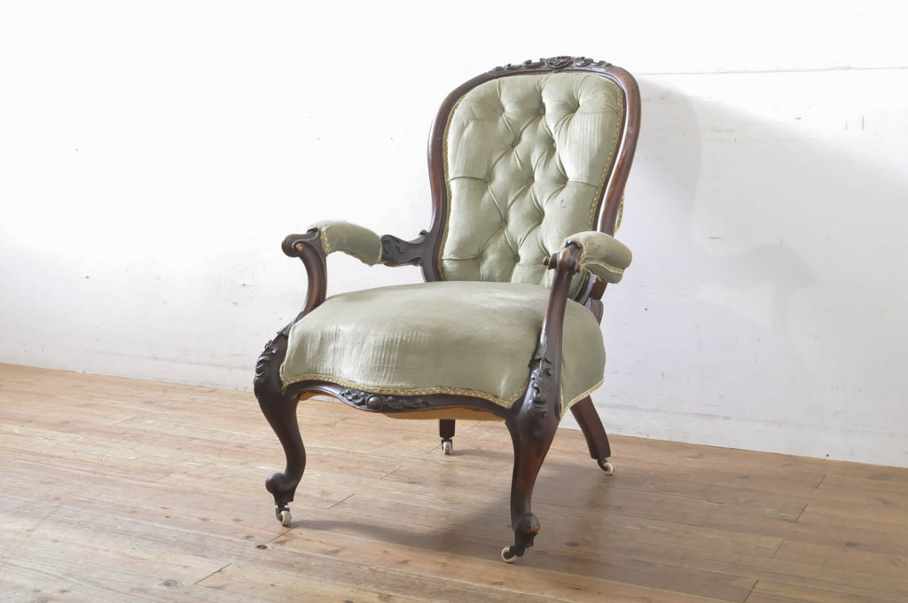 イギリスアンティーク ウォールナット材  クラシカルな佇まいが魅力のキャスター付き1人掛けソファ(アームソファ、ラウンジチェア、サロンチェア、椅子、イス、英国)(R-065671)  ラフジュ工房