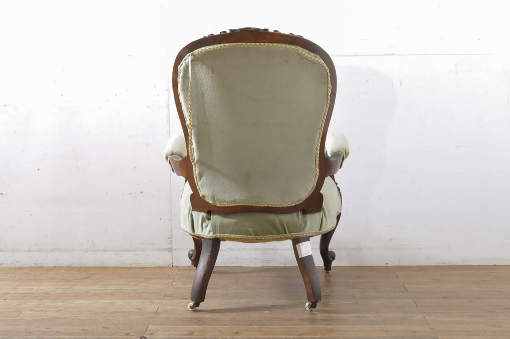 イギリスアンティーク　ウォールナット材　クラシカルな佇まいが魅力のキャスター付き1人掛けソファ(アームソファ、ラウンジチェア、サロンチェア、椅子、イス、英国)(R-065671)