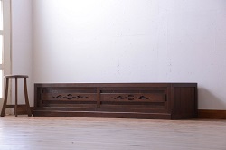 アンティーク　鶴亀金具　二本松箪笥　赤みが美しい前面欅材製のローボード(ローチェスト、衣装箪笥、整理箪笥、引き出し)(R-047419)