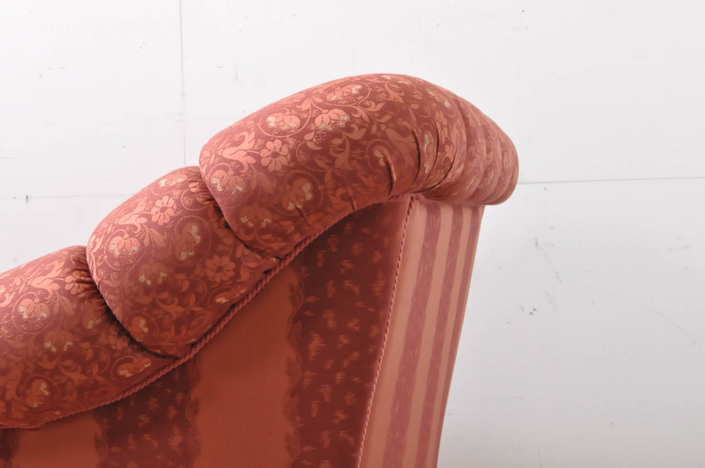 中古　高級輸入家具　ボリューム感のある重厚な佇まいが魅力の1人掛けソファ(一人掛け、アームソファ、椅子、イス)(定価約35万円)(R-066046)