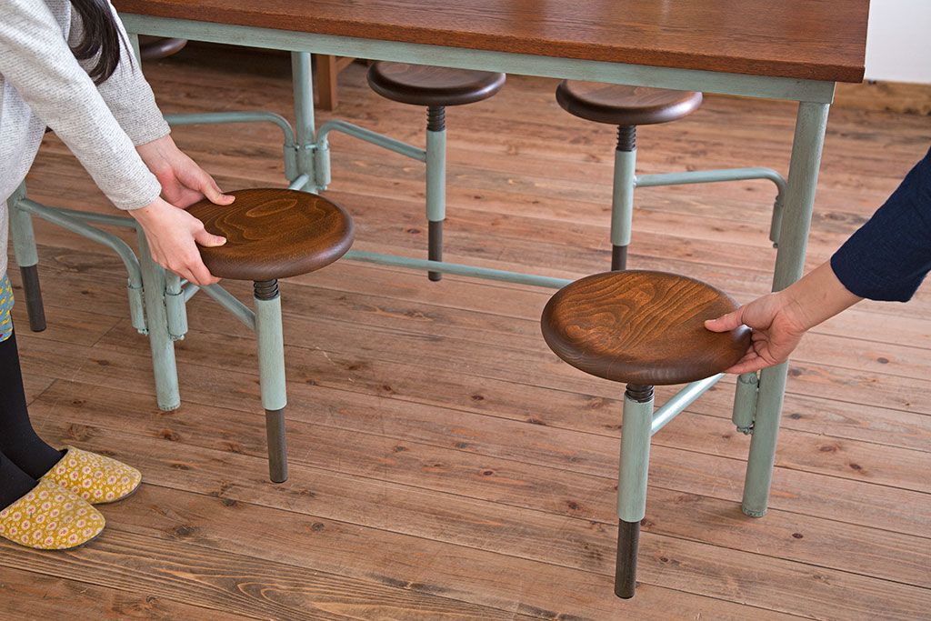 ラフジュ工房オリジナル　ユニークなデザインが魅力的な格納スツール8脚付きテーブル(8人用ダイニングテーブル、作業台、ワークスペース)(R-060167)