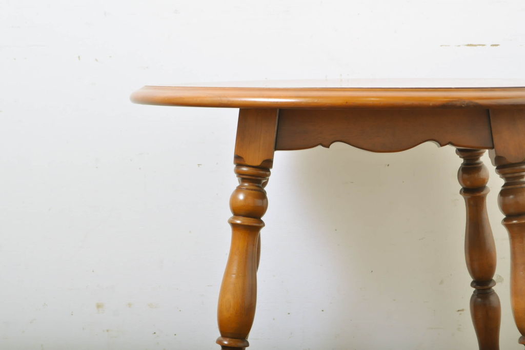 中古　横浜ダニエル(daniel)　挽き物の脚がクラシカルな雰囲気を高める丸テーブル(ラウンドテーブル、サイドテーブル、コーヒーテーブル)(R-060533)