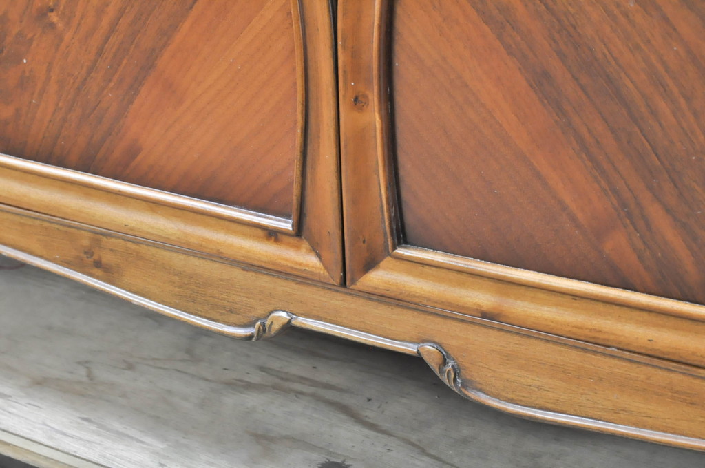 中古　美品　イタリア高級家具　メデア(Medea)　エレガントなデザインが美しい大振りなサイドボード(サイドキャビネット、リビングボード、収納棚、戸棚)(R-071176)