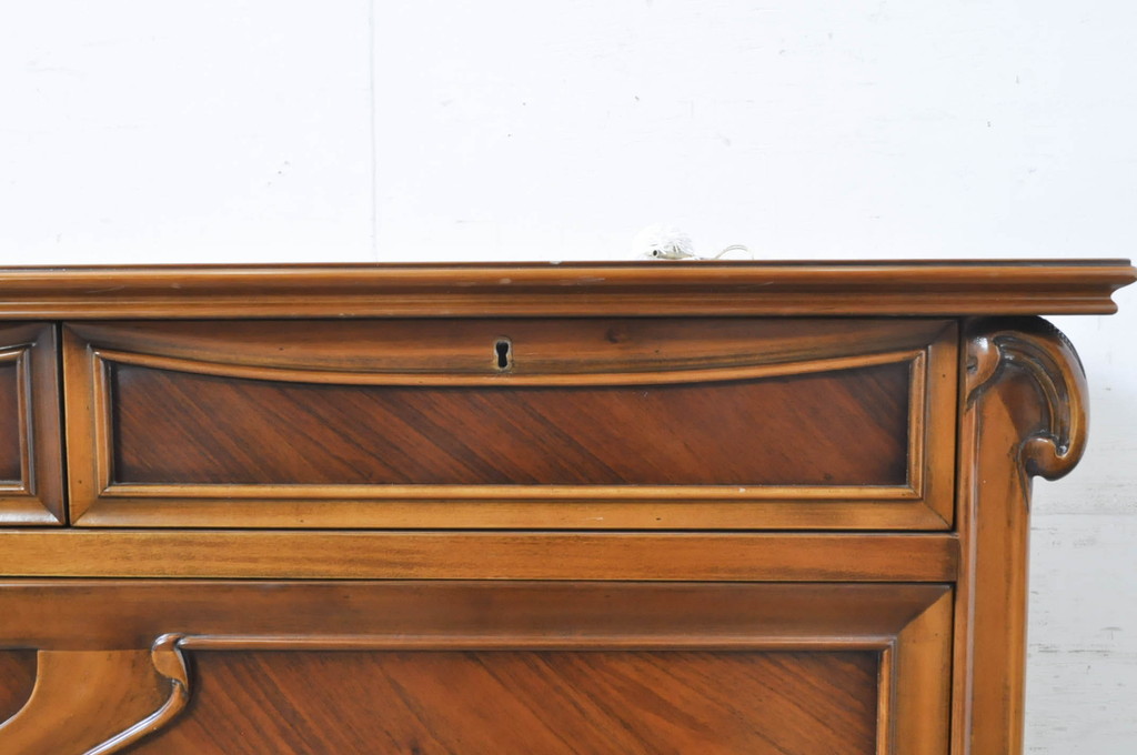 中古　美品　イタリア高級家具　メデア(Medea)　エレガントなデザインが美しい大振りなサイドボード(サイドキャビネット、リビングボード、収納棚、戸棚)(R-071176)