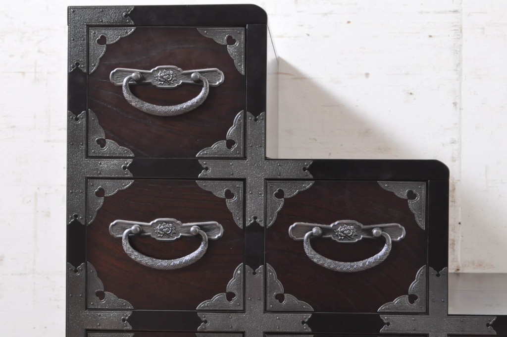 中古　美品　落ち着いた色合いが素敵なアンティーク調の小さな階段箪笥(和たんす、収納箪笥)(R-072058)