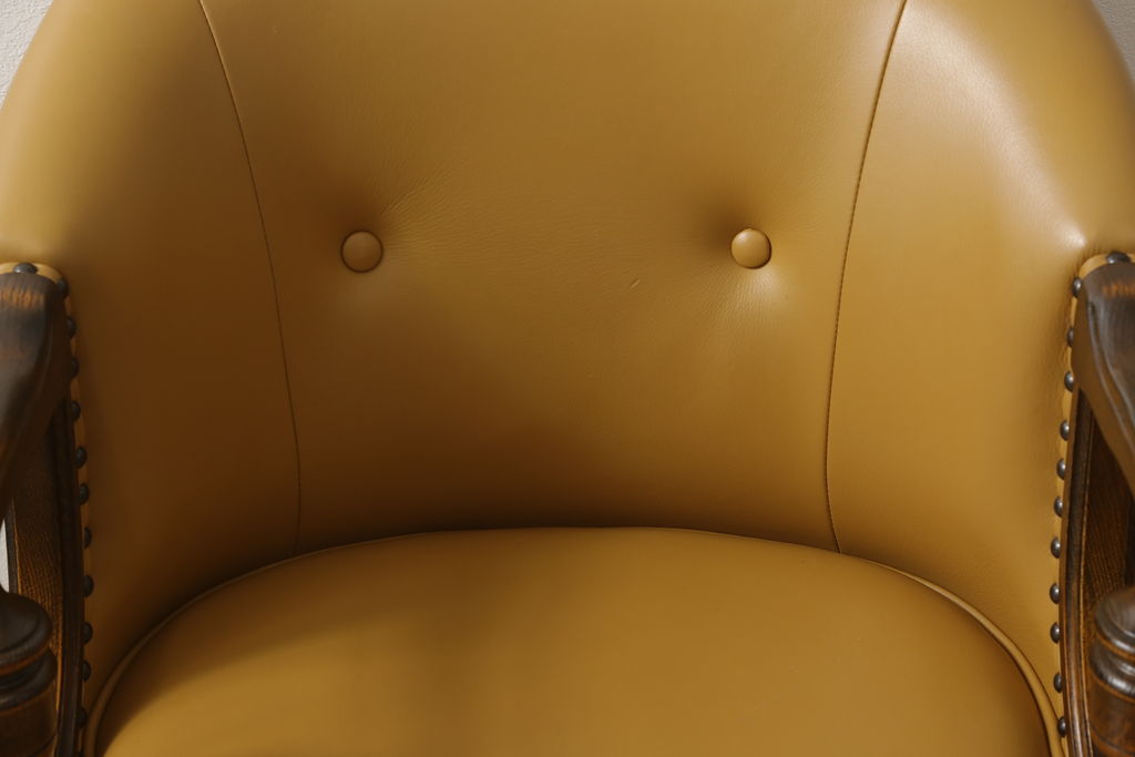 中古　超美品　特注品　横浜ダニエル(daniel)取り扱い　三越家具　カントリーハウス　本革張り　クラシカルで温かみのある空間を演出するアームチェア(ラウンジチェア、椅子)(定価約20万円以上)(R-053909)