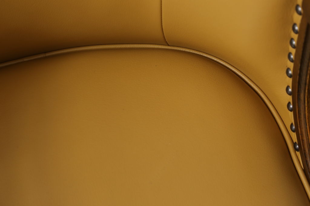 中古　超美品　特注品　横浜ダニエル(daniel)取り扱い　三越家具　カントリーハウス　本革張り　クラシカルで温かみのある空間を演出するアームチェア(ラウンジチェア、椅子)(定価約20万円以上)(R-053909)
