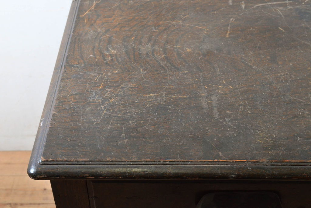 和製アンティーク　ナラ材　幕板下に棚のある珍しいデザインが魅力的な平机(袖机、ワークデスク、テーブル、在宅用、在宅ワーク用、オフィスデスク)(R-060311)