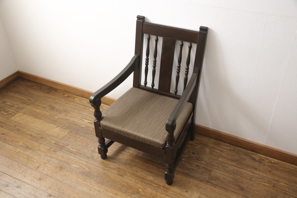 【セミオーダー家具実例】松本民芸家具のD型布張り椅子に高品質リペアを施しました。カタログよりお好みの生地をお選びいただき、クッションを新規製作。本体は元の木色をベースに着色して仕上げました。(アームチェア、一人掛けソファ)