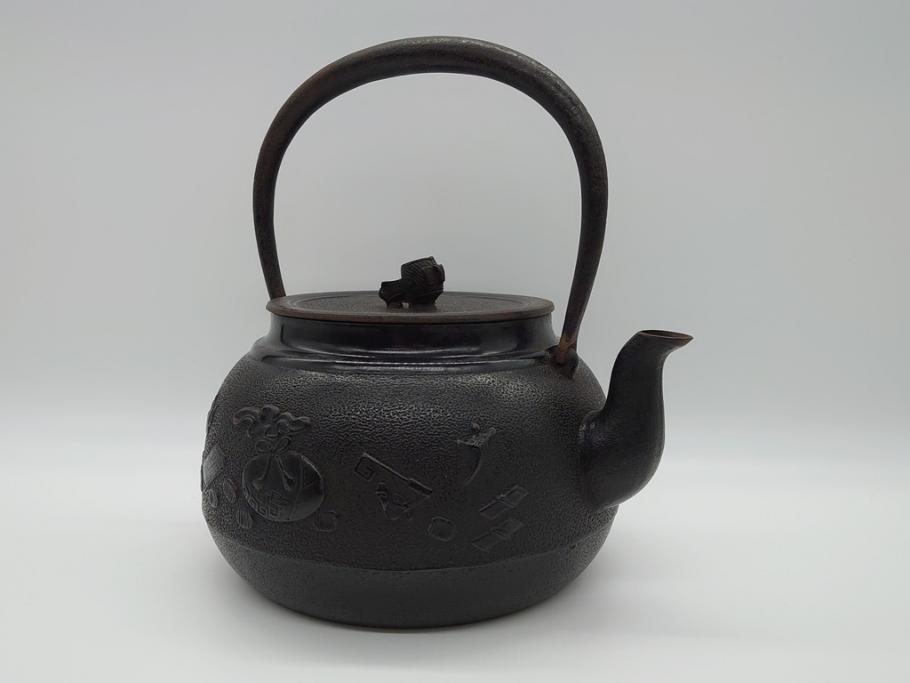 古い正寿堂　宝尽くし紋　打ち出の小槌　小判　縁起の良いモチーフが魅力の鉄瓶(茶道具)(R-060735)