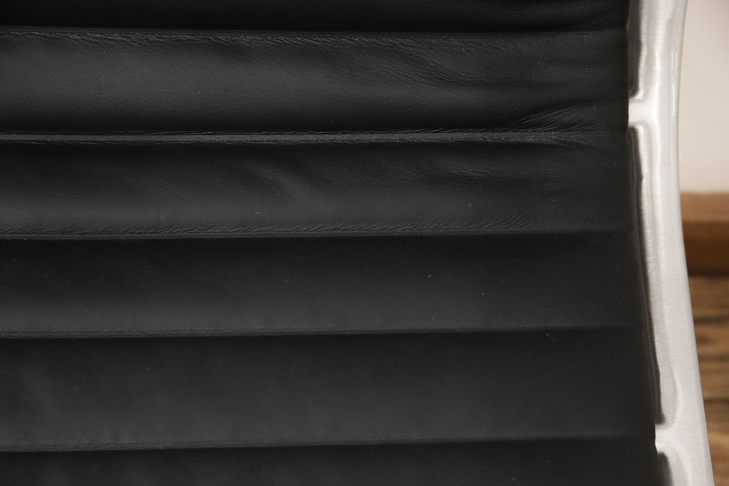 中古　超美品　Hermanmiller(ハーマンミラー社)　イームズアルミナムグループ　本革　キャスター付き　クラシカルな佇まいが魅力的なマネジメントチェア(レザー、オフィスチェア、アームチェア、椅子)(定価約30万円)(R-054455)