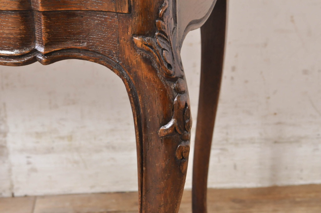 ヨーロッパビンテージ　オーク材　味のあるカービングと猫脚のデザインが魅力的なサイドチェスト(サイドテーブル、引き出し)(R-072697)
