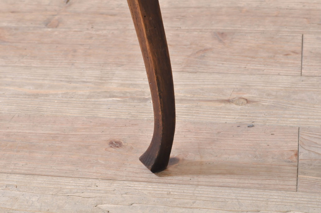 ヨーロッパビンテージ　オーク材　味のあるカービングと猫脚のデザインが魅力的なサイドチェスト(サイドテーブル、引き出し)(R-072697)