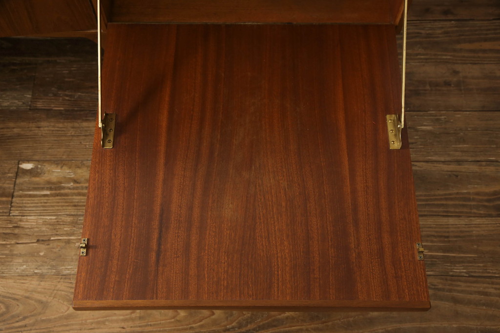 ビンテージ家具　希少!　チーク材　A.H McINTOSH(マッキントッシュ)　洗練されたデザインと機能性が魅力のサイドボード(ローボード、リビングボード、収納棚、戸棚)(R-063251)