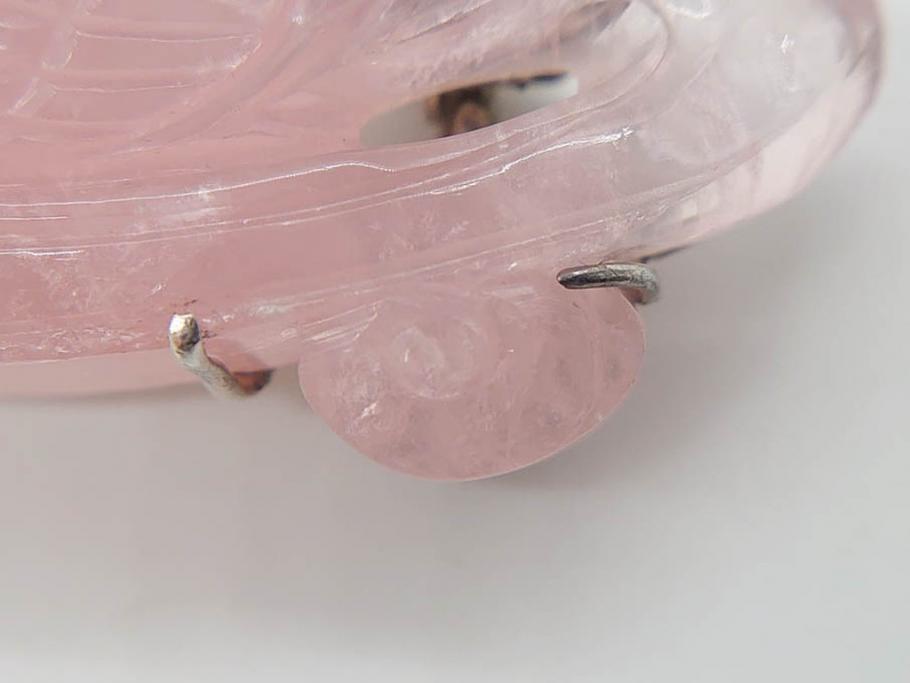 紅水晶　ローズクォーツ　水面に浮かぶ鳥　優しいピンク色が美しく上品な雰囲気の帯留め(帯締め、着物道具、和装小物、アクセサリー、ブローチ、箱付き)(R-074712)