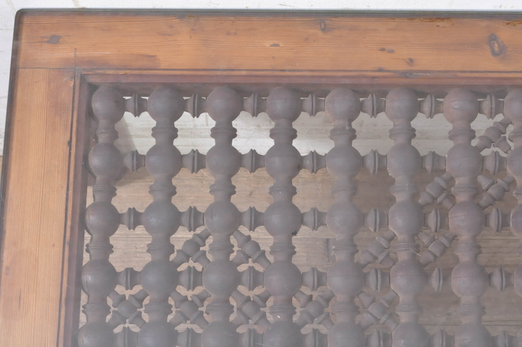 アジアンアンティーク　ロクロ　轆轤(ろくろ)　挽き物　一風変わった天板飾りが魅力的な唐木材製ローテーブル(センターテーブル、リビングテーブル、座卓)(R-072750)