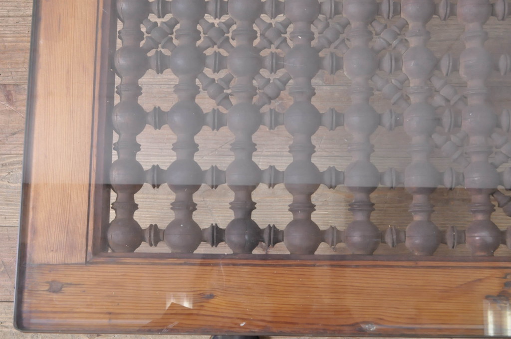 アジアンアンティーク　ロクロ　轆轤(ろくろ)　挽き物　一風変わった天板飾りが魅力的な唐木材製ローテーブル(センターテーブル、リビングテーブル、座卓)(R-072750)