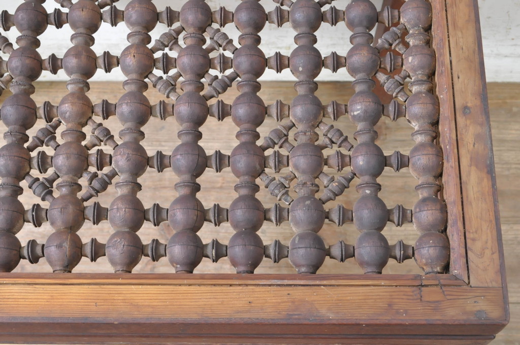 アジアンアンティーク　ロクロ　轆轤(ろくろ)　挽き物　一風変わった天板飾りが魅力的な唐木材製ローテーブル(センターテーブル、リビングテーブル、座卓)(R-072751)