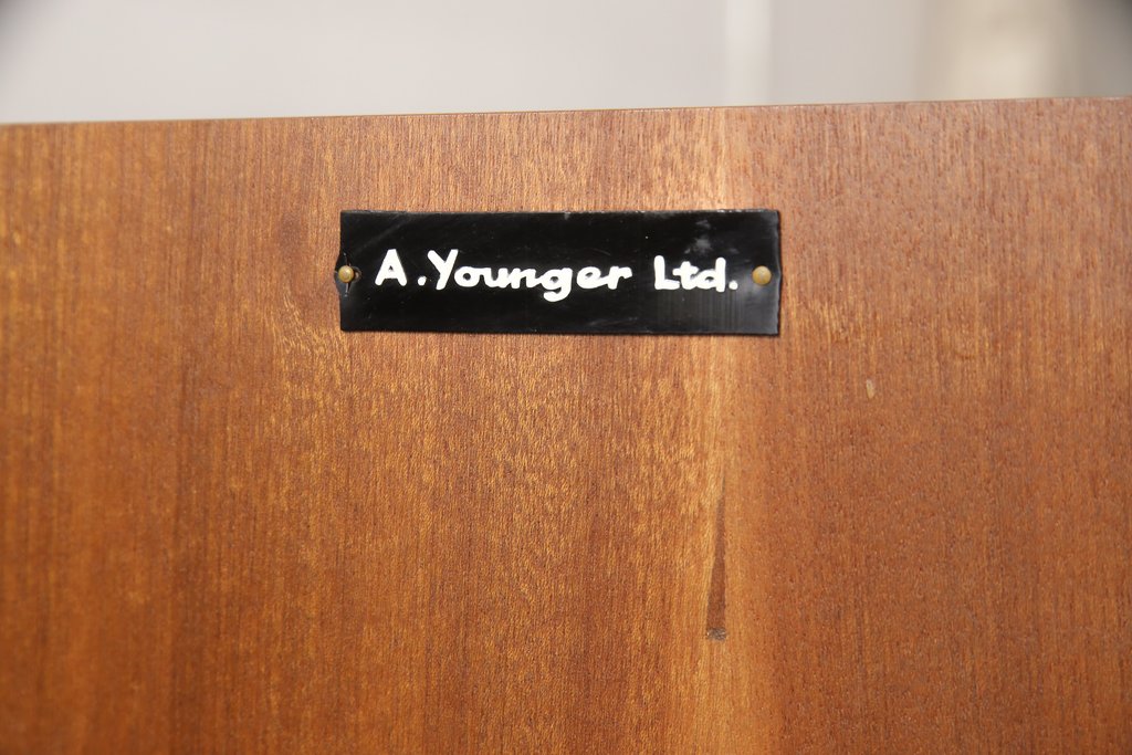 北欧ビンテージ　A.younger Ltd.  ヤンガー社製 幅広いスタイルに合わせやすいスタイリッシュなサイドボード(収納棚、戸棚)(R-053329)