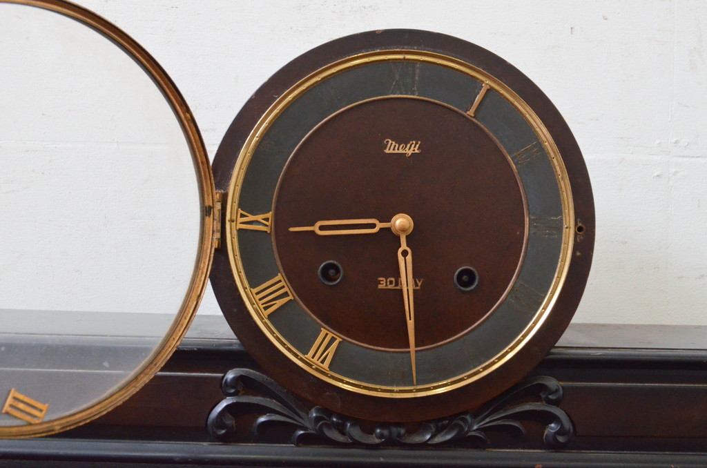 和製アンティーク　Meiji(明治時計社)　30DAY　落ち着いた色合いとリーフ彫刻が素敵な置き時計(置時計、古時計)(R-072505)