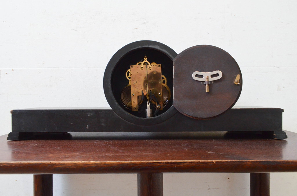 和製アンティーク　Meiji(明治時計社)　30DAY　落ち着いた色合いとリーフ彫刻が素敵な置き時計(置時計、古時計)(R-072505)