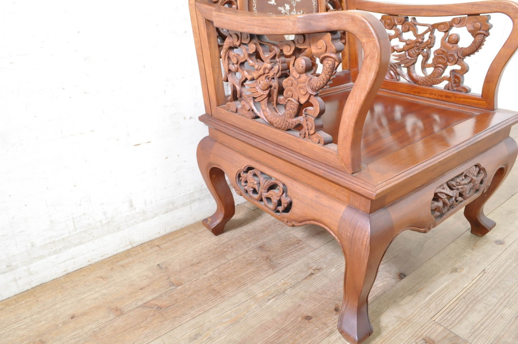 和製ビンテージ　総花梨(カリン)材　象嵌入り　凝ったデザインの彫刻が魅力のアームチェア(一人掛け、ダイニングチェア、椅子、イス、板座チェア、ヴィンテージ)(R-072754)