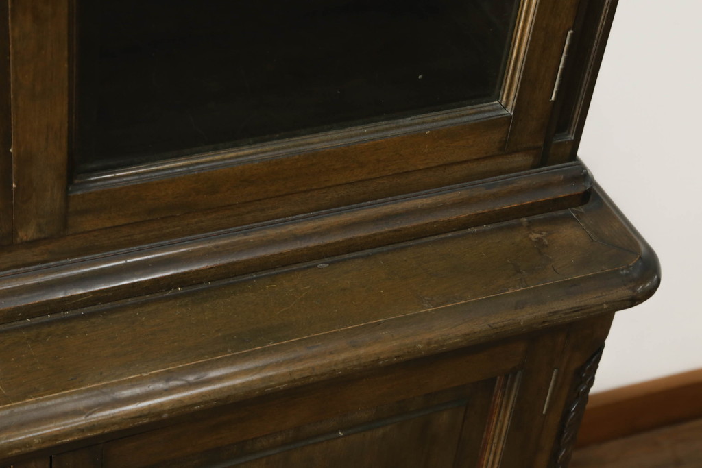 和製アンティーク　上手物!!　樺(カバ)材　古い洋館で使われていた美しい彫刻入りキャビネット(食器棚、戸棚、収納棚、飾り棚、ブックケース、本箱)(R-074559)