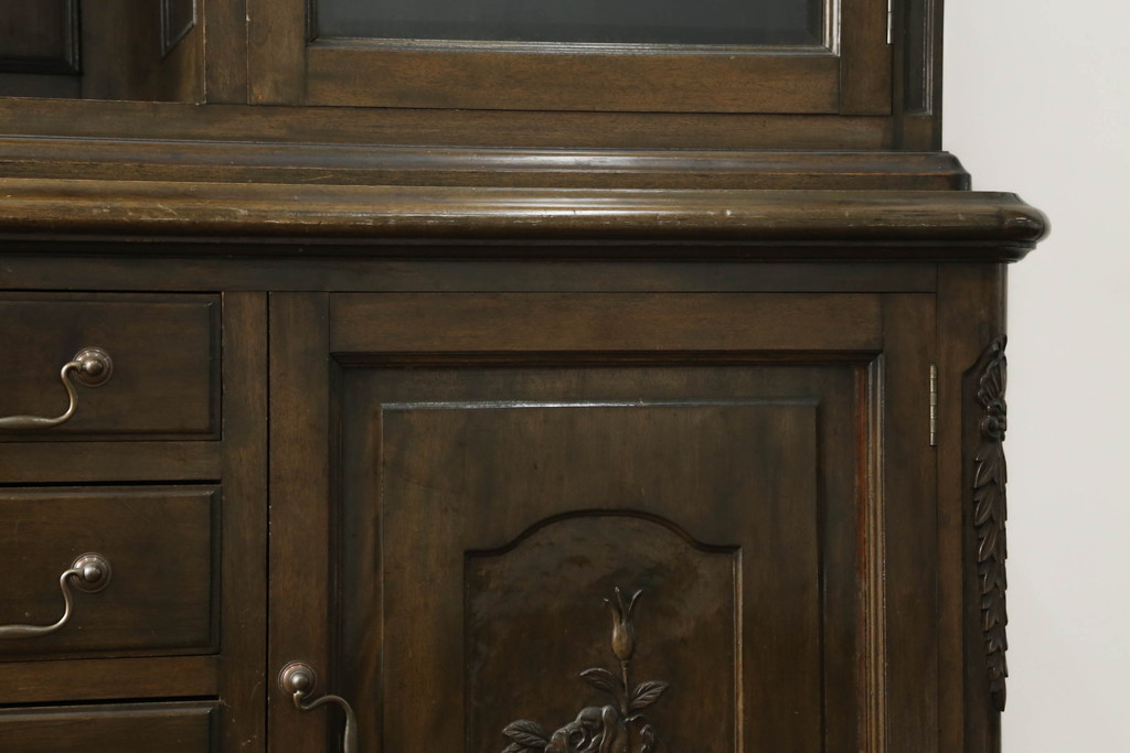 和製アンティーク　上手物!!　樺(カバ)材　古い洋館で使われていた美しい彫刻入りキャビネット(食器棚、戸棚、収納棚、飾り棚、ブックケース、本箱)(R-074559)