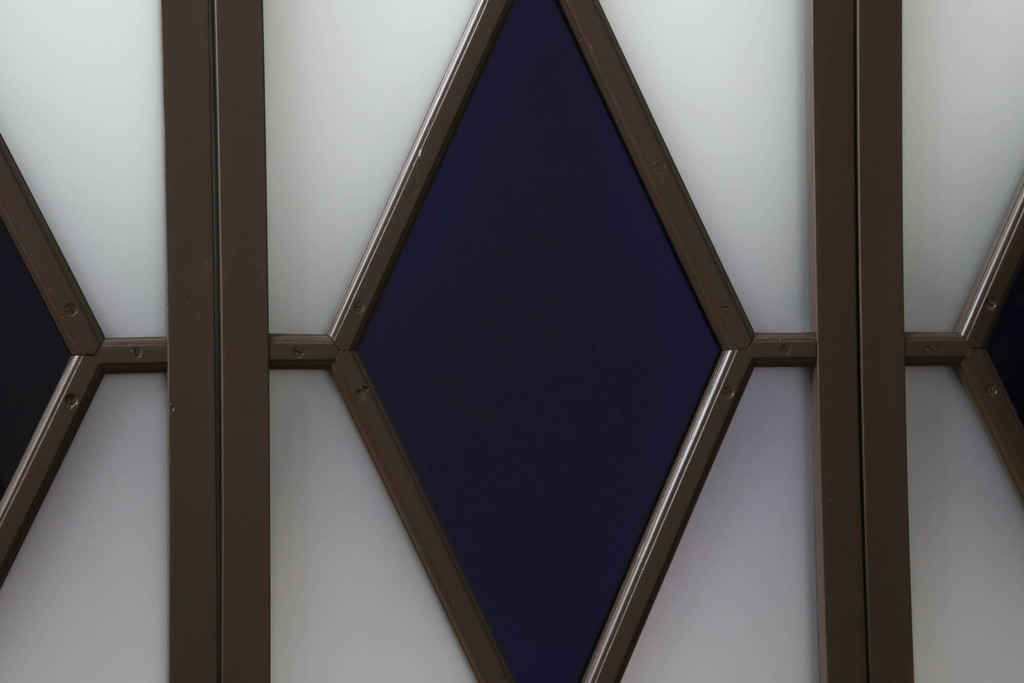 【セミオーダー家具実例】お客様持ち込みの菱型ガラス窓をリメイクしました。ご希望の高さと幅にリサイズし、すりガラス部分を新品に取り付け直し、全体をココアブラウンのペイントで着色して仕上げました。(引き戸)