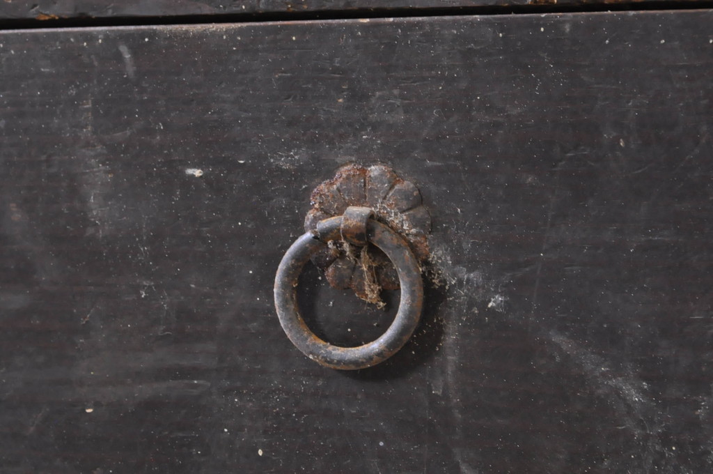 和製アンティーク　年月を経た趣のある佇まいが魅力的な丸環取っ手の五段小引き出し(小物収納、サイドチェスト)(R-072724)
