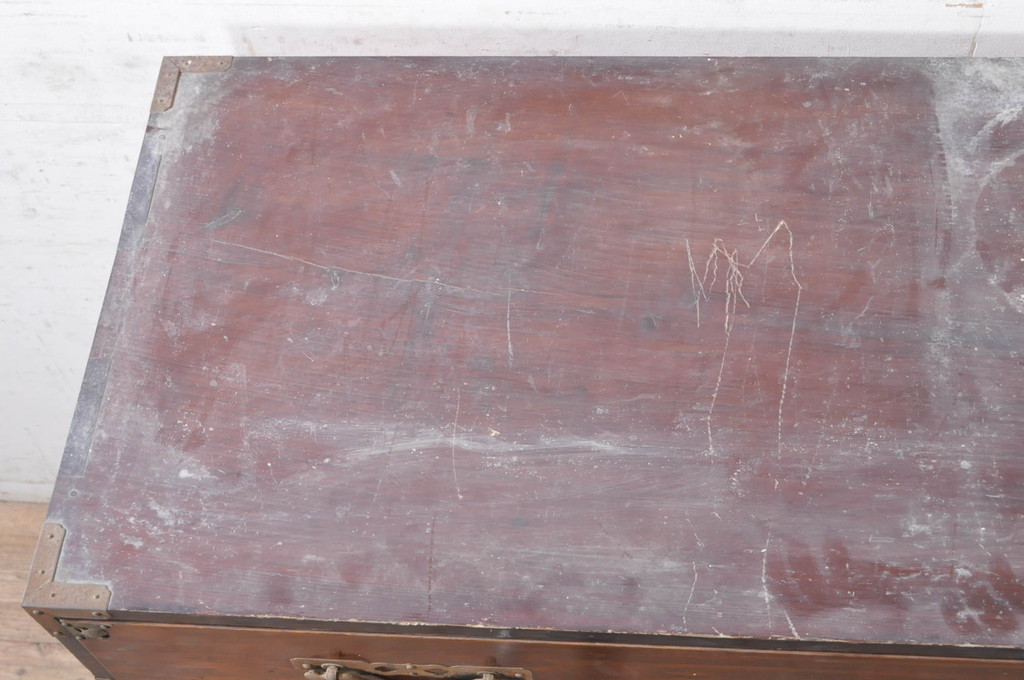 和製アンティーク　前面栗(クリ)材　シンプルな佇まいの漆塗り米沢箪笥(和たんす、収納タンス、衣装箪笥、引き出し)(R-072743)