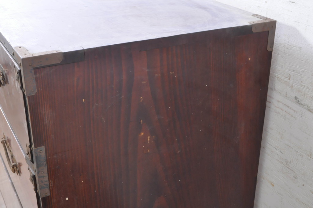 和製アンティーク　前面栗(クリ)材　シンプルな佇まいの漆塗り米沢箪笥(和たんす、収納タンス、衣装箪笥、引き出し)(R-072743)