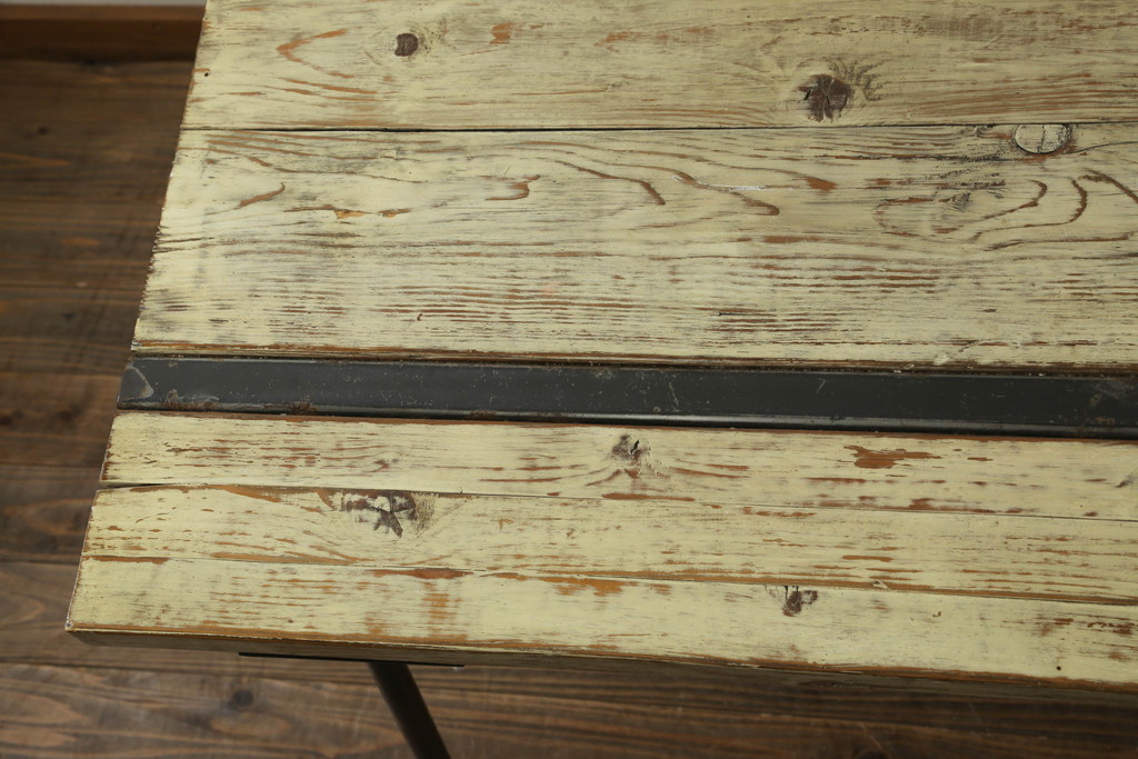 鉄脚　使い込まれた風合いのアンティーク古材天板が味わい深いダイニングテーブル(4人掛け、作業台)(R-074654)