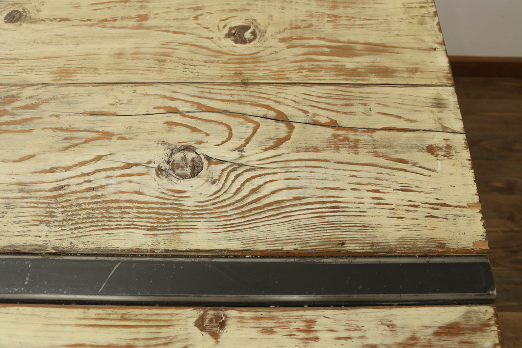 鉄脚　使い込まれた風合いのアンティーク古材天板が味わい深いダイニングテーブル(4人掛け、作業台)(R-074654)
