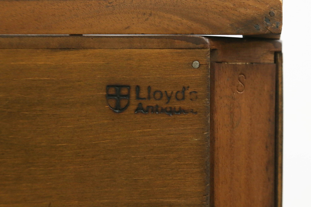 イギリスアンティーク　Lloyd's Antiques(ロイズ・アンティークス)取り扱い　マホガニー材　クラシカルな雰囲気溢れる小振りなコーナーキャビネット(コーナーラック、飾り棚、収納棚、戸棚)(R-074686)