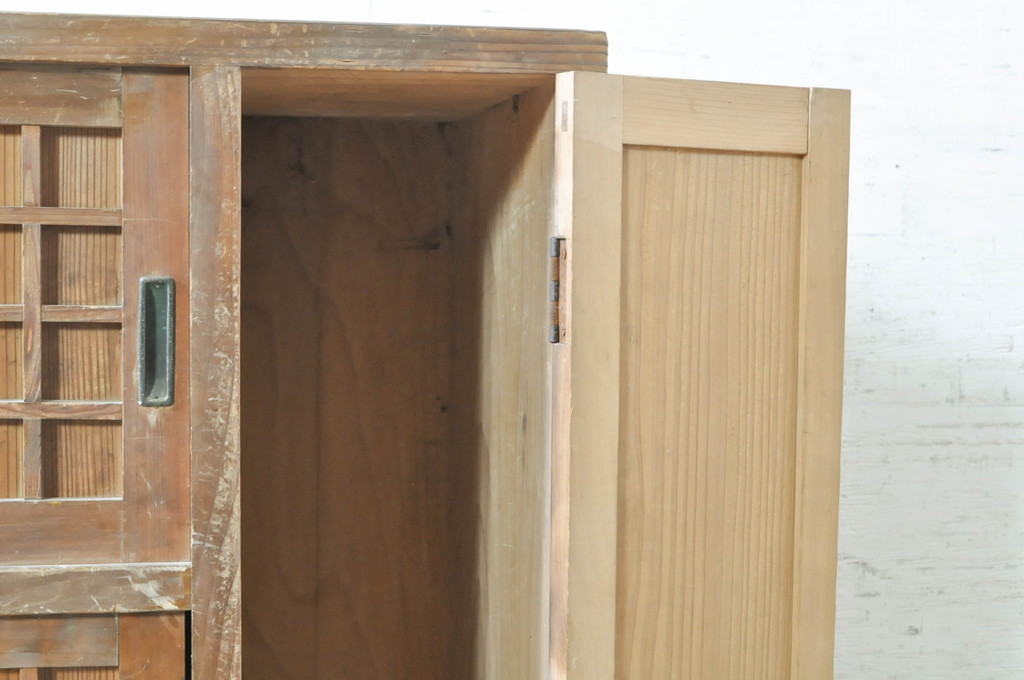 和製アンティーク　木の温もり感じる格子扉が和モダンな雰囲気を高める引き出し付き下駄箱(収納棚、キャビネット、玄関収納、靴箱、シューズボックス、戸棚)(R-072779)