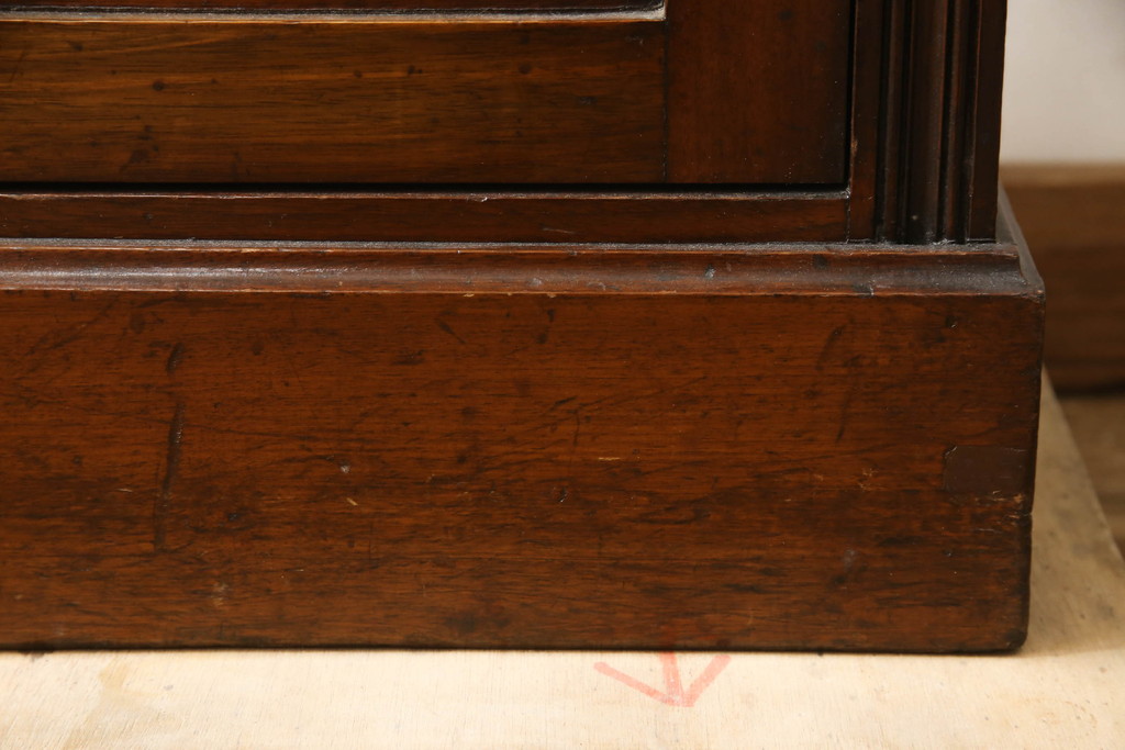 イギリスアンティーク　ウォールナット材　優美な佇まいが魅力の彫刻入りサイドキャビネット(電話台、収納棚、戸棚、花台、飾り台、英国)(R-066376)