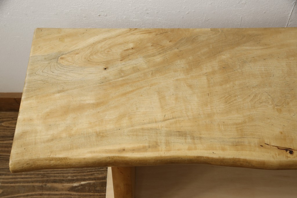 中古　どっしりとした佇まいが魅力!分厚い一枚板が使われたカバ材のベンチ(長椅子、板座)(R-059593)