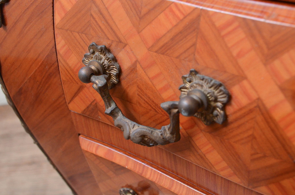 中古　イタリア製　天板大理石　真鍮金具付き　上品な佇まいとパーケットリーのデザインが魅力的なサイドチェスト(コモード、サイドテーブル、引き出し)(R-072643)