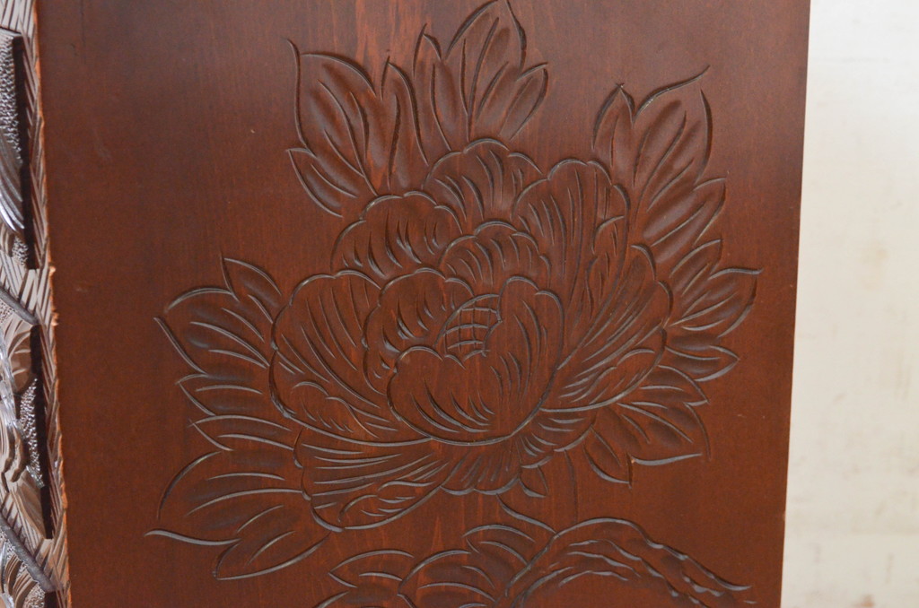 中古　日光彫り　大胆に施された花の彫りが美しい小引き出し(卓上収納、小物収納)(R-072617)