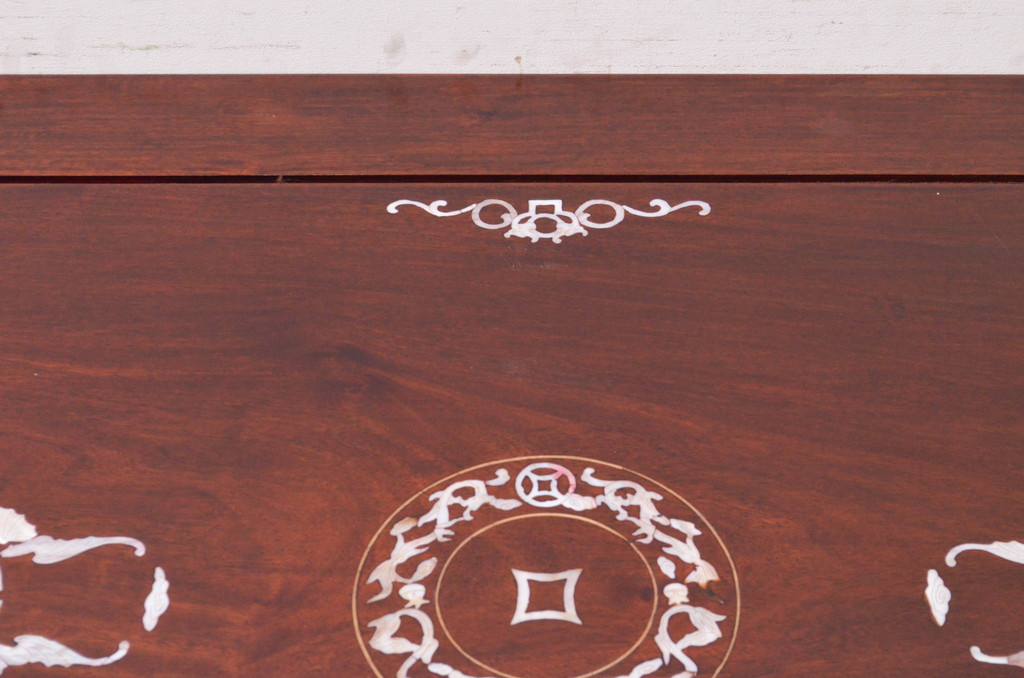 アジアンビンテージ　高級品!!　象嵌入りの凝ったデザインが魅力の唐木材製センターテーブル(リビングテーブル、ローテーブル、花梨材、カリン材、ヴィンテージ)(R-072620)