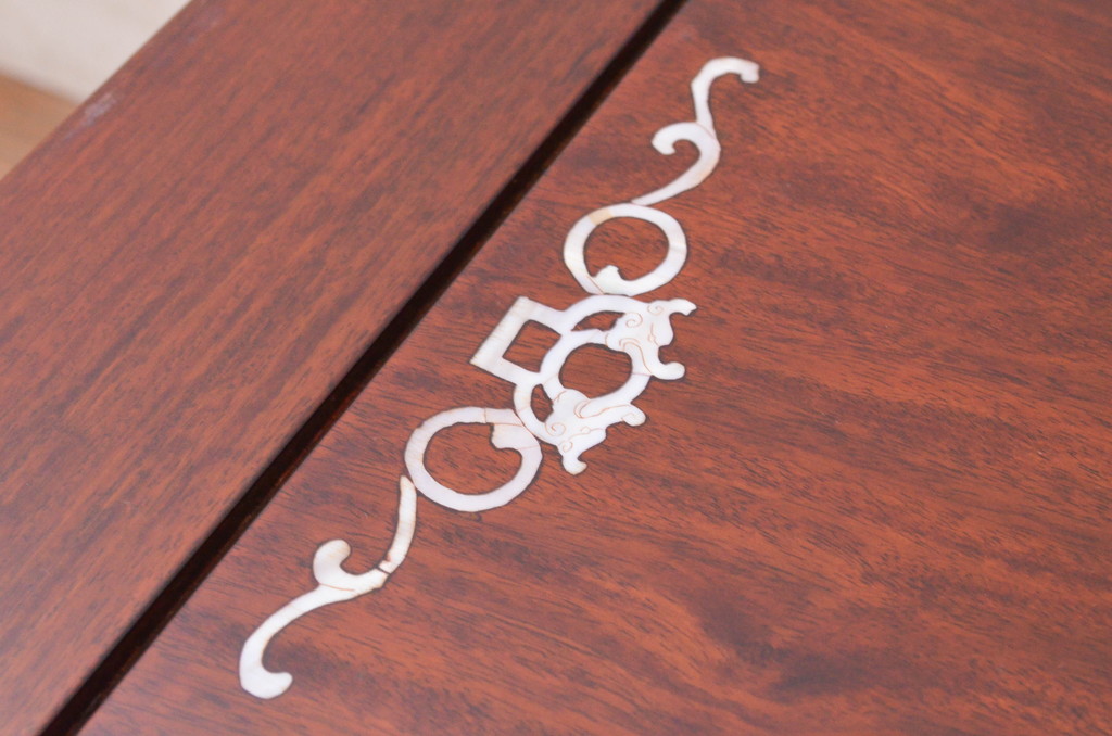 アジアンビンテージ　高級品!!　象嵌入りの凝ったデザインが魅力の唐木材製センターテーブル(リビングテーブル、ローテーブル、花梨材、カリン材、ヴィンテージ)(R-072620)
