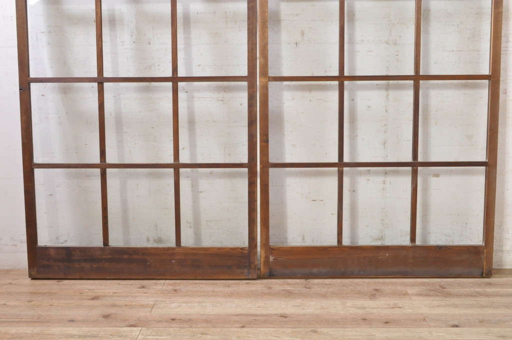 アンティーク建具　古い木味が魅力的なマス目(升目)のガラス戸2枚セット(格子戸、引き戸)(R-072932)