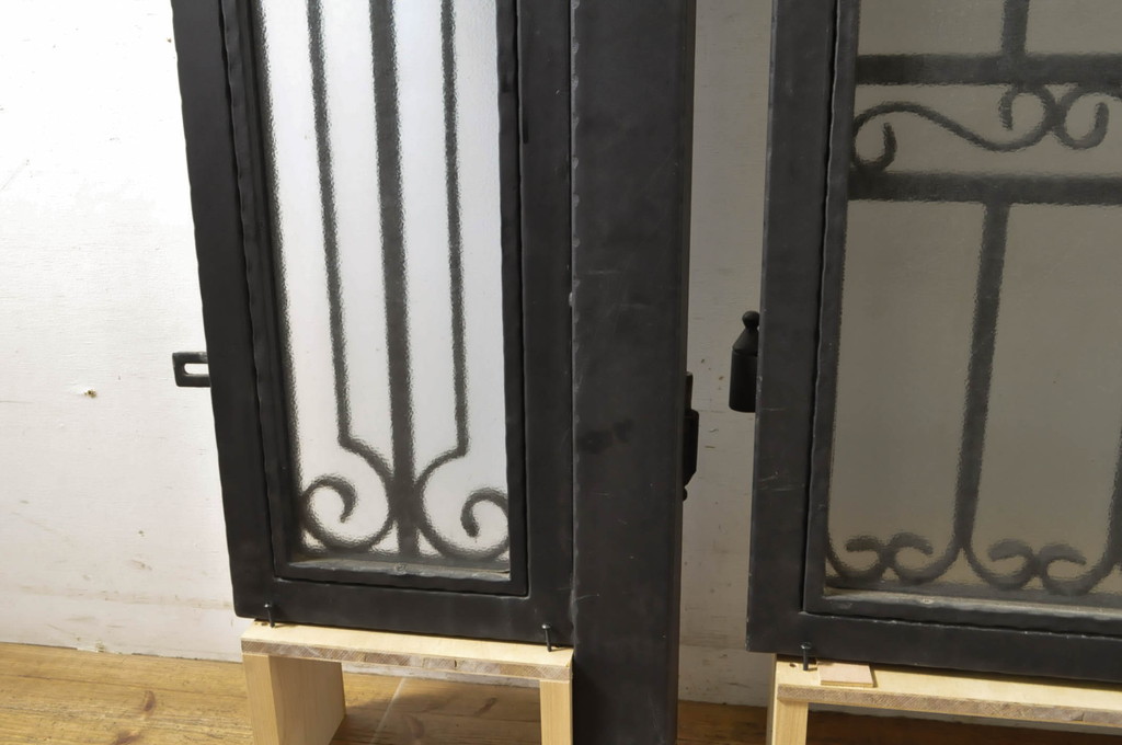中古　美品　ヨーロピアンな雰囲気づくりにおすすめのガラス入りロートアイアンの門扉セット(フェンス、鉄柵、ゲート)(定価約250万円)(R-064218)