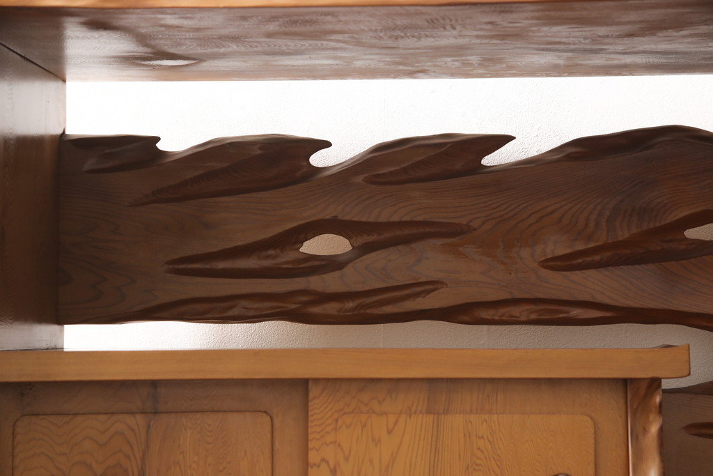 中古　美品　漆塗り　総屋久杉材　無垢材の重厚さが漂う茶棚(茶箪笥、水屋箪笥、飾り棚)(R-056743)