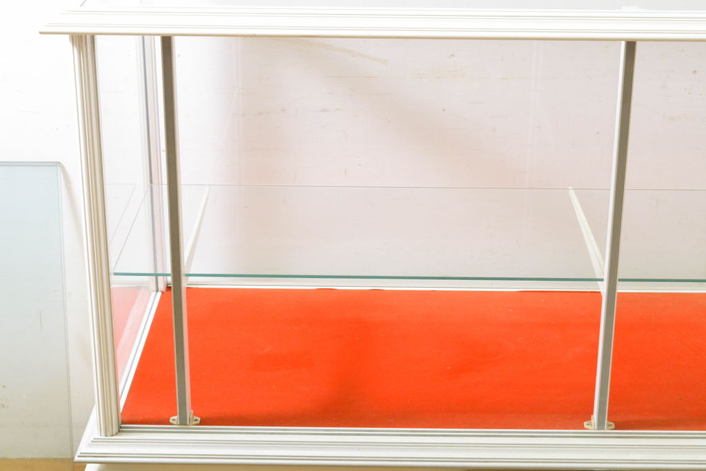 中古　希少デザイン　スチール製　イタリア　ロココ調では珍しい横長ガラスケース(ショーケース、飾り棚、陳列棚、キャビネット、店舗什器)(R-060861)