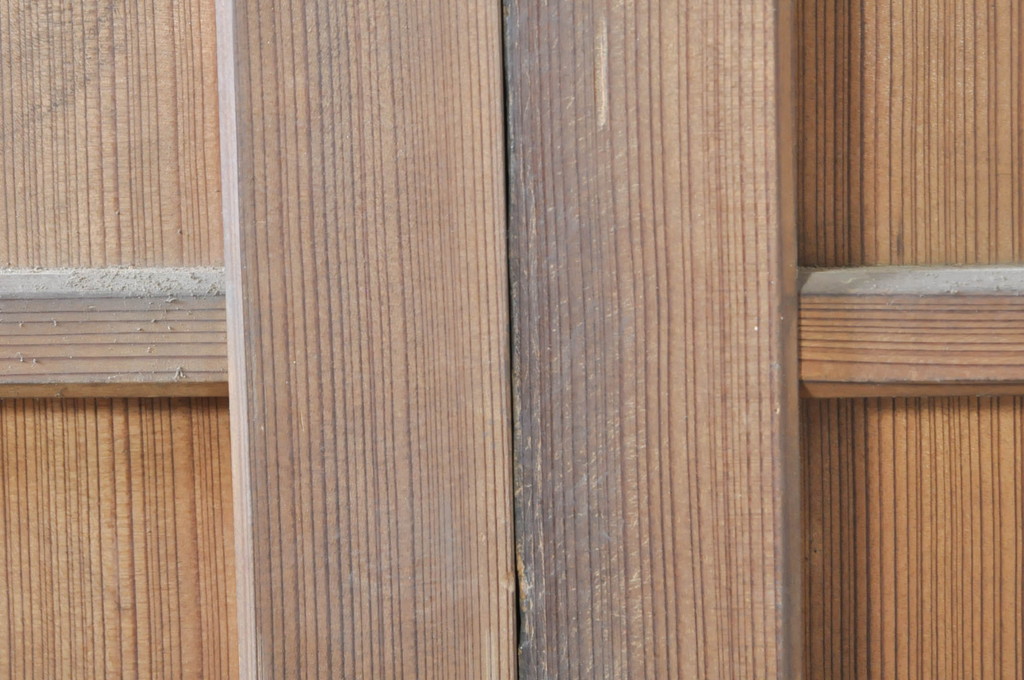 アンティーク建具　杉(スギ)材　美しい柾目が目を惹く横浅引き戸2枚セット(板戸、帯戸、舞良戸)(R-073451)
